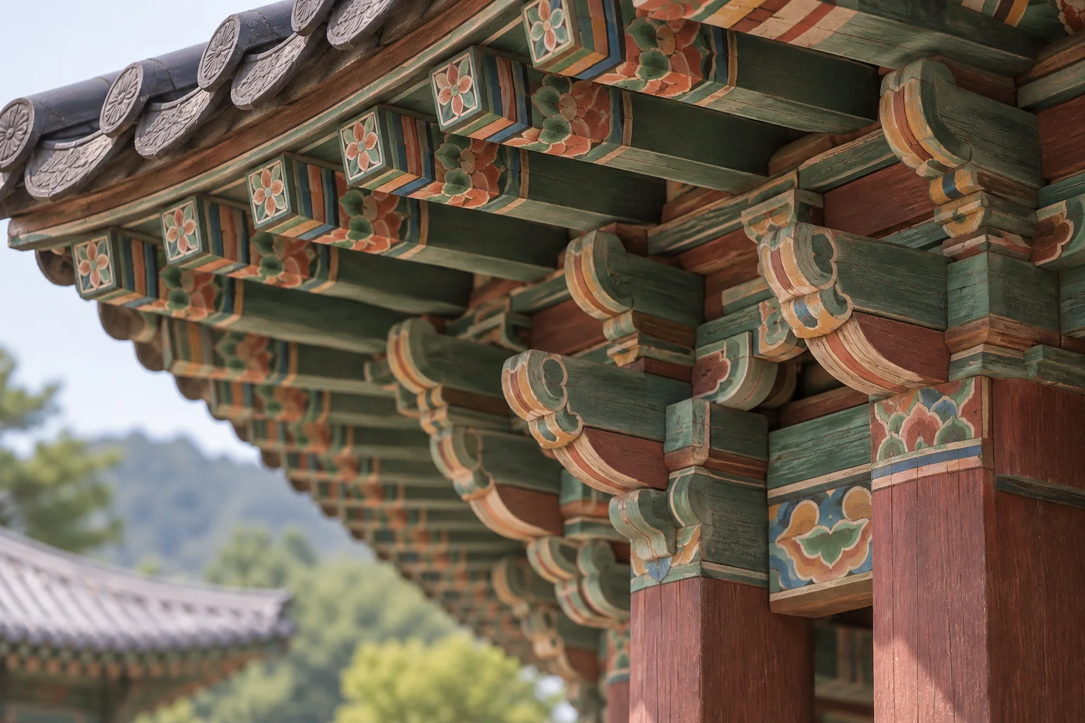 처마 아래 목조 공포와 단청풍 색을 가까이서 본 장면